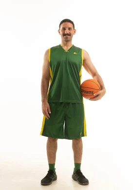 لاعب كرة سلة سعودي على خلفية بيضاء