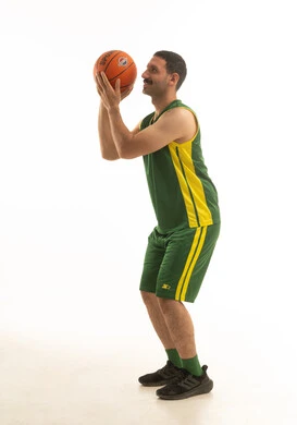 لاعب كرة سله عربي سعودي خليجي يرتدي الزي الرياضي ويقوم بتمارين متنوعه, نشاط بدني ممتع, الجسم بالطول الكامل, خلفيه بيضاء