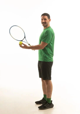 رجل سعودي يحمل مضرب تنس وكرة على خلفية بيضاء