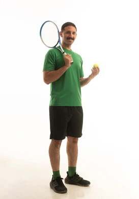 رجل سعودي يحمل مضرب تنس على خلفية بيضاء