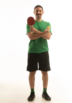 رجل سعودي رياضي يمسك مضرب وكرة تنس طاولة