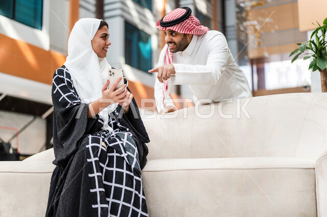 زوجان سعوديان يقومان بإلتقاط صور سيلفي تذكاريه بإستخدام الهاتف المحمول ، إستخدام أجهزة تقنية حديثة ، قضاء أوقات ممتعة ، التسليه والترفيه ، إستخدام وسائل التواصل الإجتماعي ، سياحة وفندقة، قضاء أجمل الأوقات في أفضل الفنادق الخليجية، تصفح الإنترنت، بث مباشر