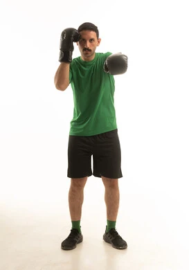 رجل سعودي بوضعية الملاكمة على خلفية بيضاء