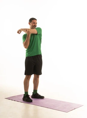 نمط حياة صحي ومفيد،مفهوم الرشاقة واللياقة، انشطة بدنية شبابية، تقوية العضلات ونحت الجسم، بورتريه لشاب عربي خليجي سعودي يرتدي زي رياضي يقوم بممارسة التمرينات الرياضية، خلفية بيضاء