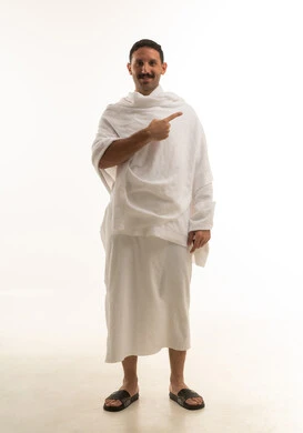 بورتريه لرجل عربي سعودي خليجي يرتدي ملابس الاحرام البيضاء, اداء مناسك الحج والعمره, العباده والتقرب الى الله, خلفيه بيضاء , الجسم بالطول الكامل