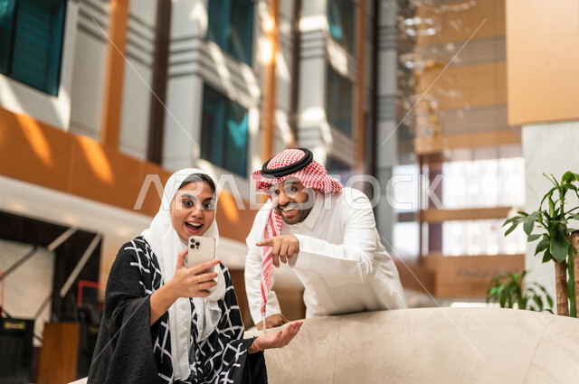 زوجان سعوديان يقومان بإلتقاط صور سيلفي تذكاريه بإستخدام الهاتف المحمول ، إستخدام أجهزة تقنية حديثة ، قضاء أوقات ممتعة ، التسليه والترفيه ، إستخدام وسائل التواصل الإجتماعي ، سياحة وفندقة، قضاء أجمل الأوقات في أفضل الفنادق الخليجية، تصفح الإنترنت، بث مباشر