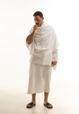 رجل سعودي بملابس الإحرام يسعل بخلفية بيضاء