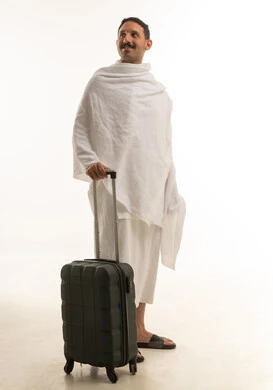 بورتريه لرجل عربي سعودي خليجي يرتدي ملابس الاحرام البيضاء, اداء مناسك الحج والعمره, العباده والتقرب الى الله, خلفيه بيضاء , الجسم بالطول الكامل