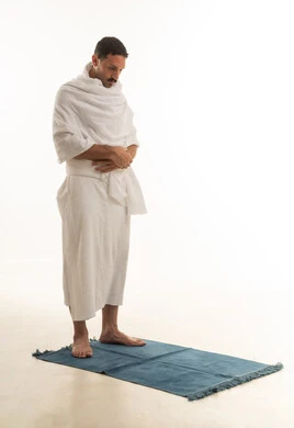 بورتريه لرجل عربي سعودي خليجي يرتدي ملابس الاحرام البيضاء, اداء مناسك الحج والعمره, العباده والتقرب الى الله, خلفيه بيضاء , الجسم بالطول الكامل