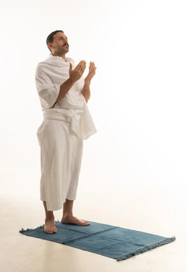 بورتريه لرجل عربي سعودي خليجي يرتدي ملابس الاحرام البيضاء, اداء مناسك الحج والعمره, العباده والتقرب الى الله, خلفيه بيضاء , الجسم بالطول الكامل