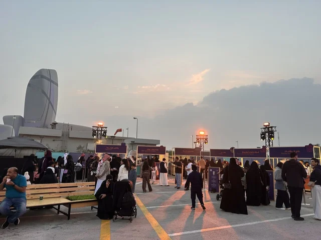 نكهات عالمية متنوعة فى مهرجان للطعام فى حدائق إثراء الخارجية بالظهران، الشرقية ، المملكة العربية السعودية، يوم 28 من ديسمبر 2025 ،أجواء عائلية وترفيهية، تجربة ترفيهية وتعليمية، مطاعم دولية ومحلية ، جلسات خارجية ممتعه