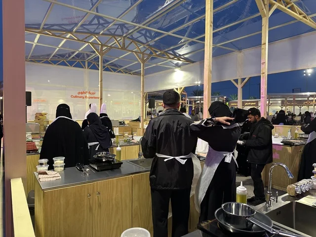 نكهات عالمية متنوعة فى مهرجان للطعام فى حدائق إثراء الخارجية بالظهران، الشرقية ، المملكة العربية السعودية، يوم 28 من ديسمبر 2025 ،أجواء عائلية وترفيهية، تجربة ترفيهية وتعليمية، مطاعم دولية ومحلية ، جلسات خارجية ممتعه