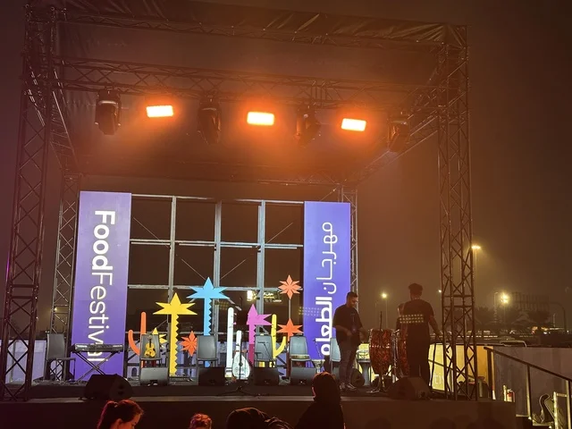 عرض موسيقي بأزياء فلكلورية وعزف على الطبول فى مهرجان للطعام فى حدائق إثراء الخارجية بالظهران، الشرقية ، المملكة العربية السعودية، يوم 28 من ديسمبر 2025 ،أجواء عائلية وترفيهية، تجربة ترفيهية وتعليمية، مطاعم دولية ومحلية ، جلسات خارجية ممتعه