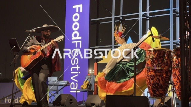 عرض موسيقي بأزياء فلكلورية وعزف على الطبول فى مهرجان للطعام فى حدائق إثراء الخارجية بالظهران، الشرقية ، المملكة العربية السعودية، يوم 28 من ديسمبر 2025 ،أجواء عائلية وترفيهية، تجربة ترفيهية وتعليمية، مطاعم دولية ومحلية ، جلسات خارجية ممتعه