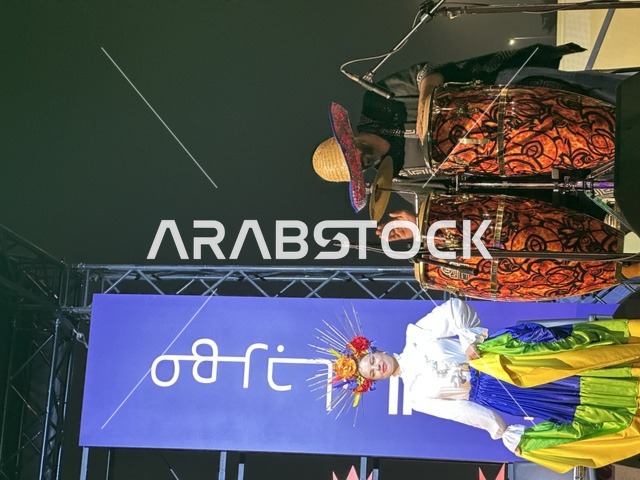 عرض موسيقي بأزياء فلكلورية وعزف على الطبول فى مهرجان للطعام فى حدائق إثراء الخارجية بالظهران، الشرقية ، المملكة العربية السعودية، يوم 28 من ديسمبر 2025 ،أجواء عائلية وترفيهية، تجربة ترفيهية وتعليمية، مطاعم دولية ومحلية ، جلسات خارجية ممتعه