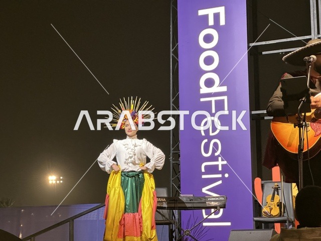 عرض موسيقي بأزياء فلكلورية وعزف على الطبول فى مهرجان للطعام فى حدائق إثراء الخارجية بالظهران، الشرقية ، المملكة العربية السعودية، يوم 28 من ديسمبر 2025 ،أجواء عائلية وترفيهية، تجربة ترفيهية وتعليمية، مطاعم دولية ومحلية ، جلسات خارجية ممتعه
