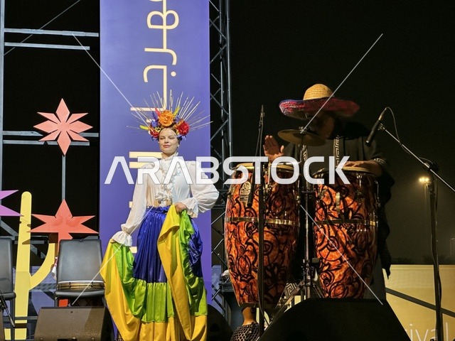 عرض موسيقي بأزياء فلكلورية وعزف على الطبول فى مهرجان للطعام فى حدائق إثراء الخارجية بالظهران، الشرقية ، المملكة العربية السعودية، يوم 28 من ديسمبر 2025 ،أجواء عائلية وترفيهية، تجربة ترفيهية وتعليمية، مطاعم دولية ومحلية ، جلسات خارجية ممتعه