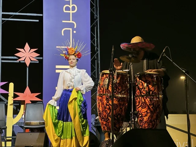 عرض موسيقي بأزياء فلكلورية وعزف على الطبول فى مهرجان للطعام فى حدائق إثراء الخارجية بالظهران، الشرقية ، المملكة العربية السعودية، يوم 28 من ديسمبر 2025 ،أجواء عائلية وترفيهية، تجربة ترفيهية وتعليمية، مطاعم دولية ومحلية ، جلسات خارجية ممتعه