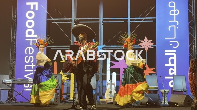 عرض موسيقي و رقصة فلكلورية  فى مهرجان للطعام فى حدائق إثراء الخارجية بالظهران، الشرقية ، المملكة العربية السعودية، يوم 28 من ديسمبر 2025 ،أجواء عائلية وترفيهية، تجربة ترفيهية وتعليمية، مطاعم دولية ومحلية ، جلسات خارجية ممتعه