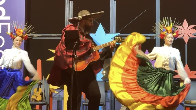 عرض موسيقي و رقصة فلكلورية  فى مهرجان للطعام فى حدائق إثراء الخارجية بالظهران، الشرقية ، المملكة العربية السعودية، يوم 28 من ديسمبر 2025 ،أجواء عائلية وترفيهية، تجربة ترفيهية وتعليمية، مطاعم دولية ومحلية ، جلسات خارجية ممتعه