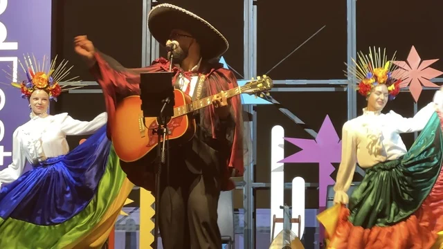 عرض موسيقي و رقصة فلكلورية  فى مهرجان للطعام فى حدائق إثراء الخارجية بالظهران، الشرقية ، المملكة العربية السعودية، يوم 28 من ديسمبر 2025 ،أجواء عائلية وترفيهية، تجربة ترفيهية وتعليمية، مطاعم دولية ومحلية ، جلسات خارجية ممتعه