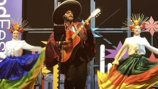 عرض موسيقي و رقصة فلكلورية  فى مهرجان للطعام فى حدائق إثراء الخارجية بالظهران، الشرقية ، المملكة العربية السعودية، يوم 28 من ديسمبر 2025 ،أجواء عائلية وترفيهية، تجربة ترفيهية وتعليمية، مطاعم دولية ومحلية ، جلسات خارجية ممتعه