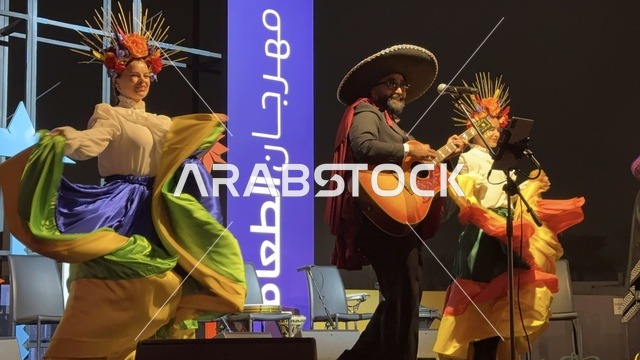 عرض موسيقي و رقصة فلكلورية  فى مهرجان للطعام فى حدائق إثراء الخارجية بالظهران، الشرقية ، المملكة العربية السعودية، يوم 28 من ديسمبر 2025 ،أجواء عائلية وترفيهية، تجربة ترفيهية وتعليمية، مطاعم دولية ومحلية ، جلسات خارجية ممتعه