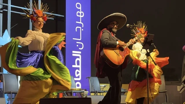 عرض موسيقي و رقصة فلكلورية  فى مهرجان للطعام فى حدائق إثراء الخارجية بالظهران، الشرقية ، المملكة العربية السعودية، يوم 28 من ديسمبر 2025 ،أجواء عائلية وترفيهية، تجربة ترفيهية وتعليمية، مطاعم دولية ومحلية ، جلسات خارجية ممتعه