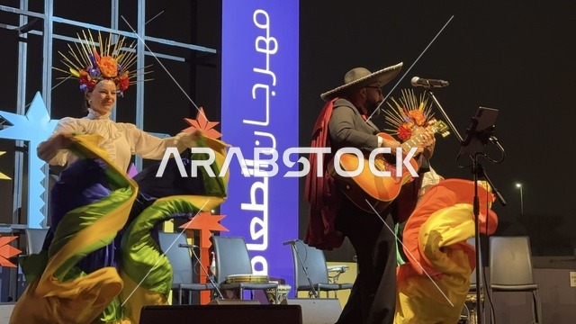 عرض موسيقي و رقصة فلكلورية  فى مهرجان للطعام فى حدائق إثراء الخارجية بالظهران، الشرقية ، المملكة العربية السعودية، يوم 28 من ديسمبر 2025 ،أجواء عائلية وترفيهية، تجربة ترفيهية وتعليمية، مطاعم دولية ومحلية ، جلسات خارجية ممتعه