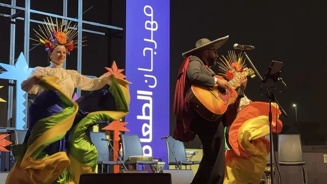 عرض موسيقي و رقصة فلكلورية  فى مهرجان للطعام فى حدائق إثراء الخارجية بالظهران، الشرقية ، المملكة العربية السعودية، يوم 28 من ديسمبر 2025 ،أجواء عائلية وترفيهية، تجربة ترفيهية وتعليمية، مطاعم دولية ومحلية ، جلسات خارجية ممتعه