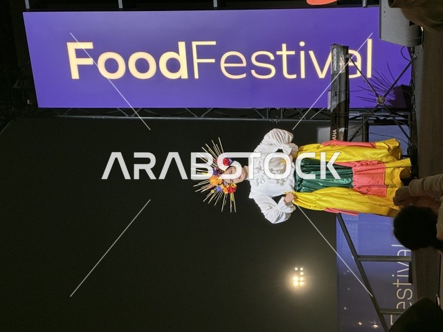 عرض موسيقي و رقصة فلكلورية  فى مهرجان للطعام فى حدائق إثراء الخارجية بالظهران، الشرقية ، المملكة العربية السعودية، يوم 28 من ديسمبر 2025 ،أجواء عائلية وترفيهية، تجربة ترفيهية وتعليمية، مطاعم دولية ومحلية ، جلسات خارجية ممتعه