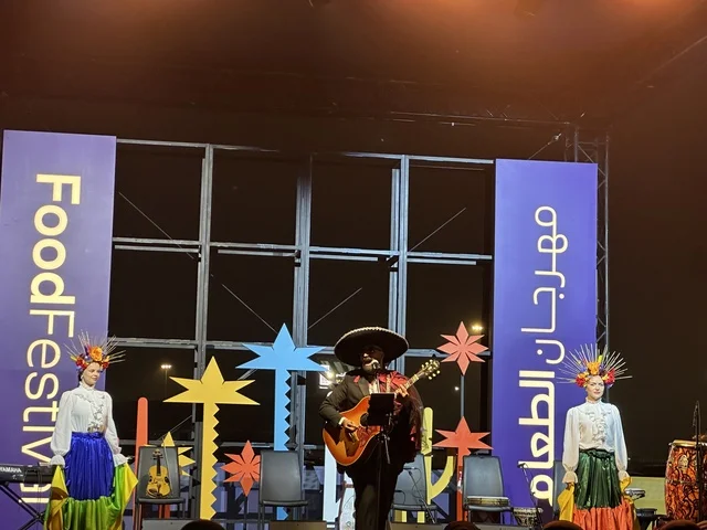 عرض موسيقي و رقصة فلكلورية  فى مهرجان للطعام فى حدائق إثراء الخارجية بالظهران، الشرقية ، المملكة العربية السعودية، يوم 28 من ديسمبر 2025 ،أجواء عائلية وترفيهية، تجربة ترفيهية وتعليمية، مطاعم دولية ومحلية ، جلسات خارجية ممتعه