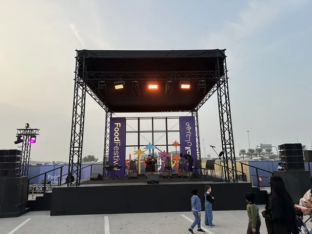 جلسات خارجية ممتعه، عرض موسيقي غنائي فى مهرجان للطعام فى حدائق إثراء الخارجية بالظهران، الشرقية ، المملكة العربية السعودية، يوم 28 من ديسمبر 2025 ،أجواء عائلية وترفيهية، تجربة ترفيهية وتعليمية، مطاعم دولية ومحلية