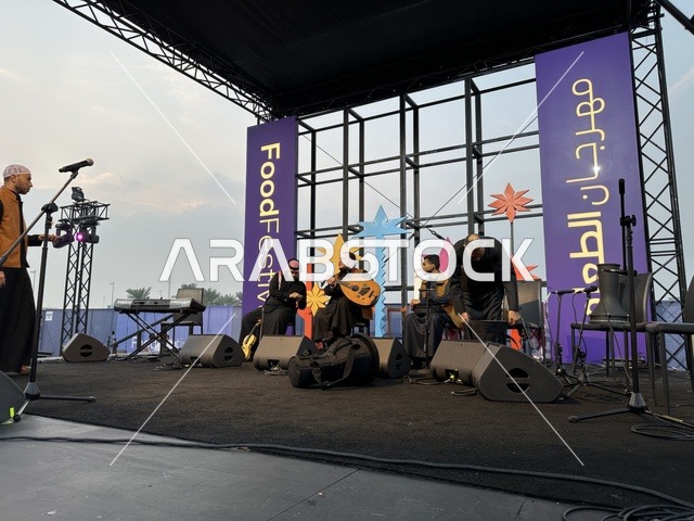 جلسات خارجية ممتعه، عرض موسيقي غنائي فى مهرجان للطعام فى حدائق إثراء الخارجية بالظهران، الشرقية ، المملكة العربية السعودية، يوم 28 من ديسمبر 2025 ،أجواء عائلية وترفيهية، تجربة ترفيهية وتعليمية، مطاعم دولية ومحلية