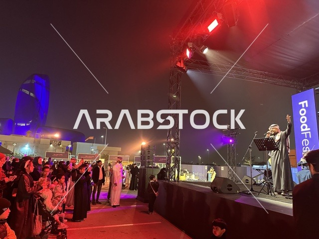 جلسات خارجية ممتعه، عرض موسيقي غنائي فى مهرجان للطعام فى حدائق إثراء الخارجية بالظهران، الشرقية ، المملكة العربية السعودية، يوم 28 من ديسمبر 2025 ،أجواء عائلية وترفيهية، تجربة ترفيهية وتعليمية، مطاعم دولية ومحلية