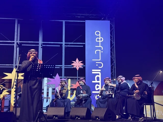 جلسات خارجية ممتعه، عرض موسيقي غنائي فى مهرجان للطعام فى حدائق إثراء الخارجية بالظهران، الشرقية ، المملكة العربية السعودية، يوم 28 من ديسمبر 2025 ،أجواء عائلية وترفيهية، تجربة ترفيهية وتعليمية، مطاعم دولية ومحلية