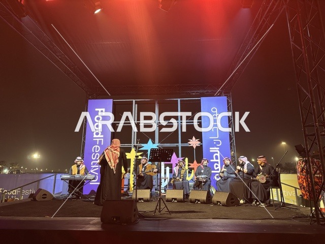 جلسات خارجية ممتعه، عرض موسيقي غنائي فى مهرجان للطعام فى حدائق إثراء الخارجية بالظهران، الشرقية ، المملكة العربية السعودية، يوم 28 من ديسمبر 2025 ،أجواء عائلية وترفيهية، تجربة ترفيهية وتعليمية، مطاعم دولية ومحلية