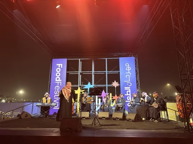 جلسات خارجية ممتعه، عرض موسيقي غنائي فى مهرجان للطعام فى حدائق إثراء الخارجية بالظهران، الشرقية ، المملكة العربية السعودية، يوم 28 من ديسمبر 2025 ،أجواء عائلية وترفيهية، تجربة ترفيهية وتعليمية، مطاعم دولية ومحلية