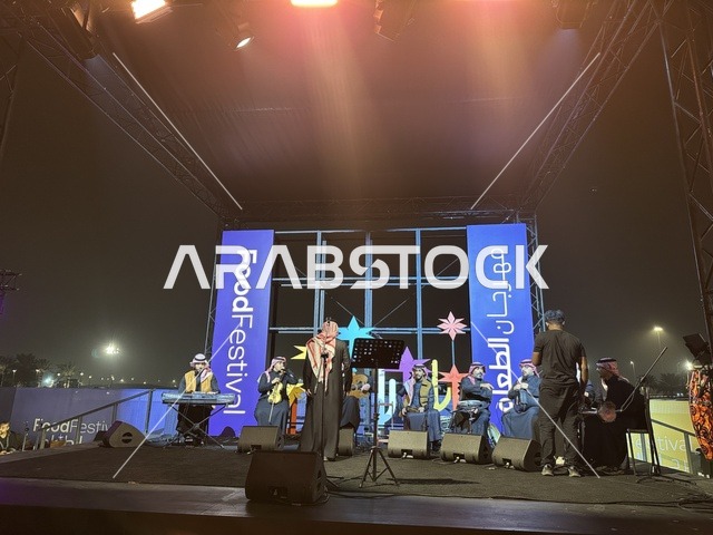 جلسات خارجية ممتعه، عرض موسيقي غنائي فى مهرجان للطعام فى حدائق إثراء الخارجية بالظهران، الشرقية ، المملكة العربية السعودية، يوم 28 من ديسمبر 2025 ،أجواء عائلية وترفيهية، تجربة ترفيهية وتعليمية، مطاعم دولية ومحلية