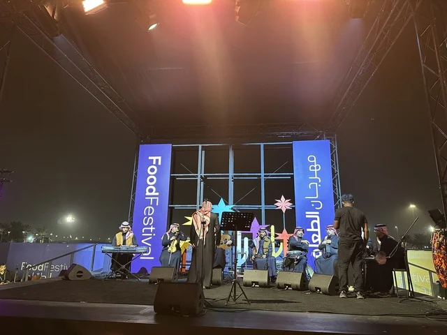 جلسات خارجية ممتعه، عرض موسيقي غنائي فى مهرجان للطعام فى حدائق إثراء الخارجية بالظهران، الشرقية ، المملكة العربية السعودية، يوم 28 من ديسمبر 2025 ،أجواء عائلية وترفيهية، تجربة ترفيهية وتعليمية، مطاعم دولية ومحلية