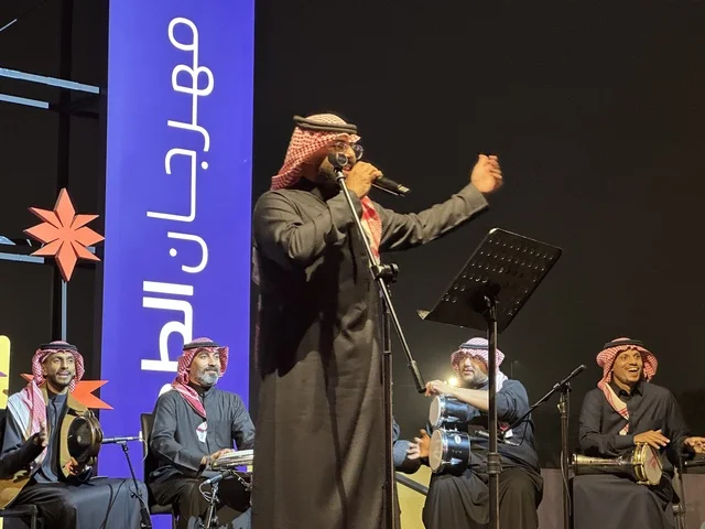 جلسات خارجية ممتعه، عرض موسيقي غنائي فى مهرجان للطعام فى حدائق إثراء الخارجية بالظهران، الشرقية ، المملكة العربية السعودية، يوم 28 من ديسمبر 2025 ،أجواء عائلية وترفيهية، تجربة ترفيهية وتعليمية، مطاعم دولية ومحلية