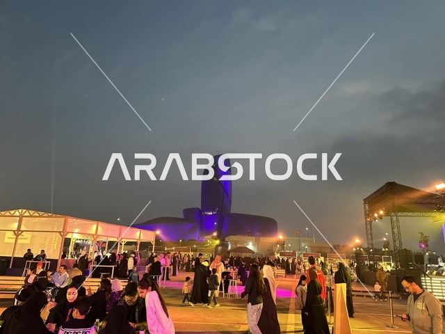 مطابخ دولية ومحلية فى مهرجان للطعام فى حدائق إثراء الخارجية بالظهران، الشرقية ، المملكة العربية السعودية، يوم 28 من ديسمبر 2025 ،أجواء عائلية وترفيهية، تجربة ترفيهية وتعليمية، جلسات خارجية ممتعه