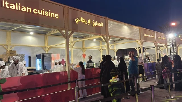 مطابخ دولية ومحلية فى مهرجان للطعام فى حدائق إثراء الخارجية بالظهران، الشرقية ، المملكة العربية السعودية، يوم 28 من ديسمبر 2025 ،أجواء عائلية وترفيهية، تجربة ترفيهية وتعليمية، جلسات خارجية ممتعه