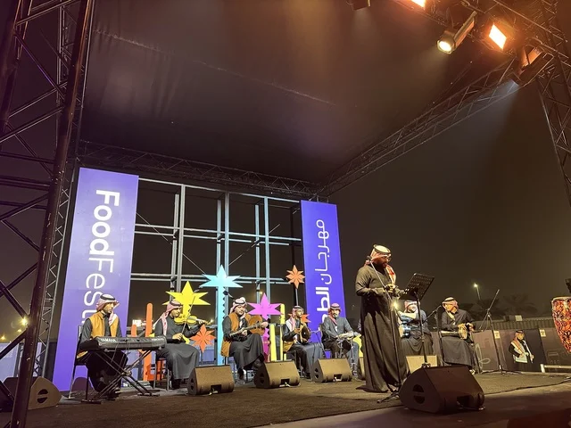 عرض موسيقي غنائي فى مهرجان للطعام فى حدائق إثراء الخارجية بالظهران، الشرقية ، المملكة العربية السعودية، يوم 28 من ديسمبر 2025 ،أجواء عائلية وترفيهية،  مطابخ دولية ومحلية ، تجربة ترفيهية وتعليمية، جلسات خارجية ممتعه، طاعم دولية ومحلية