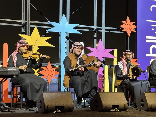 عرض موسيقي غنائي فى مهرجان للطعام فى حدائق إثراء الخارجية بالظهران، الشرقية ، المملكة العربية السعودية، يوم 28 من ديسمبر 2025 ،أجواء عائلية وترفيهية،  مطابخ دولية ومحلية ، تجربة ترفيهية وتعليمية، جلسات خارجية ممتعه، طاعم دولية ومحلية