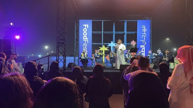 عرض موسيقي غنائي فى مهرجان للطعام فى حدائق إثراء الخارجية بالظهران، الشرقية ، المملكة العربية السعودية، يوم 28 من ديسمبر 2025 ،أجواء عائلية وترفيهية،  مطابخ دولية ومحلية ، تجربة ترفيهية وتعليمية، جلسات خارجية ممتعه، طاعم دولية ومحلية