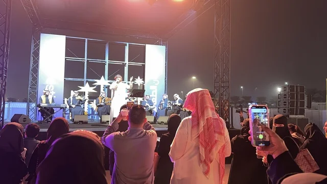 عرض موسيقي غنائي فى مهرجان للطعام فى حدائق إثراء الخارجية بالظهران، الشرقية ، المملكة العربية السعودية، يوم 28 من ديسمبر 2025 ،أجواء عائلية وترفيهية،  مطابخ دولية ومحلية ، تجربة ترفيهية وتعليمية، جلسات خارجية ممتعه، طاعم دولية ومحلية