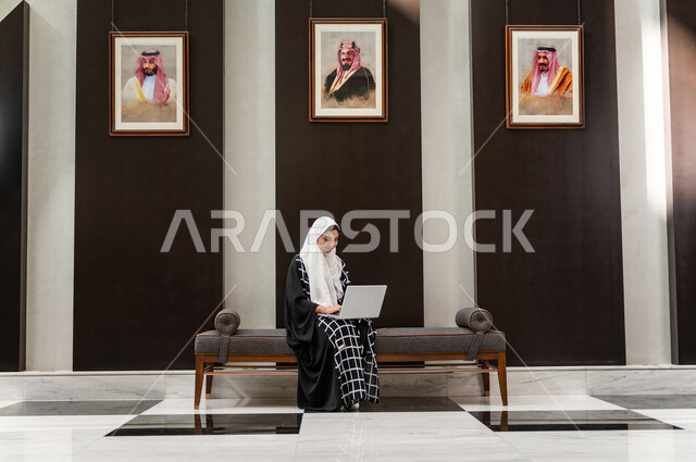 مرأة خليجية سعودية في داخل الفندق السياحي ، إستخدام جهاز الحاسوب المحمول لإنجاز المهام ، مفهوم التكنولوجيا وإستخدام أجهزة تقنية حديثة، العمل عن بعد ، مهن ووظائف ، جلسة عمل ، تصفح الإنترنت ، رحلة عمل، سياحة وفندقة ، التسويق الإلكتروني
