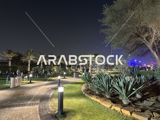 حدائق مركز الملك عبدالعزيز الثقافي العالمي (إثراء) المقام بها مهرجان للطعام ، الشرقية ، المملكة العربية السعودية، يوم 28 من ديسمبر 2025 ،أجواء عائلية وترفيهية،  مطابخ دولية ومحلية ، تجربة ترفيهية وتعليمية، جلسات خارجية ممتعه، مطابخ دولية ومحلية