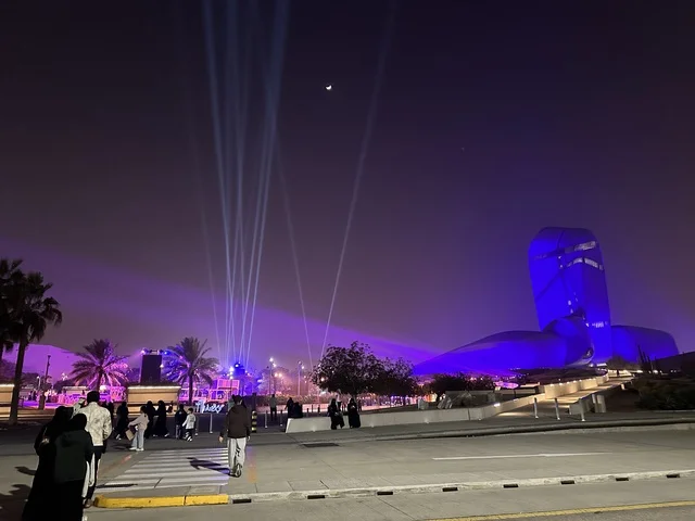 حدائق مركز الملك عبدالعزيز الثقافي العالمي (إثراء) المقام بها مهرجان للطعام ، الشرقية ، المملكة العربية السعودية، يوم 28 من ديسمبر 2025 ،أجواء عائلية وترفيهية،  مطابخ دولية ومحلية ، تجربة ترفيهية وتعليمية، جلسات خارجية ممتعه، مطابخ دولية ومحلية